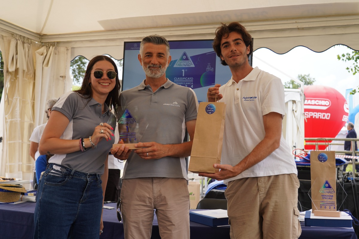 Da sinistra, Francesca Cavicchioli e Antonio Salvaterra di Landini ricevono il premio da Leonardo Bonelli di AgroNotizie